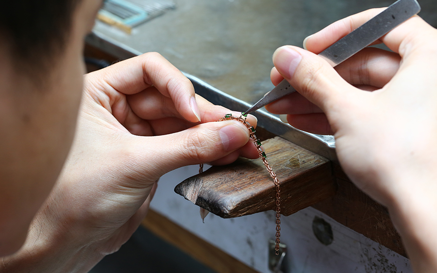 Colored Gemstone Setting Factory