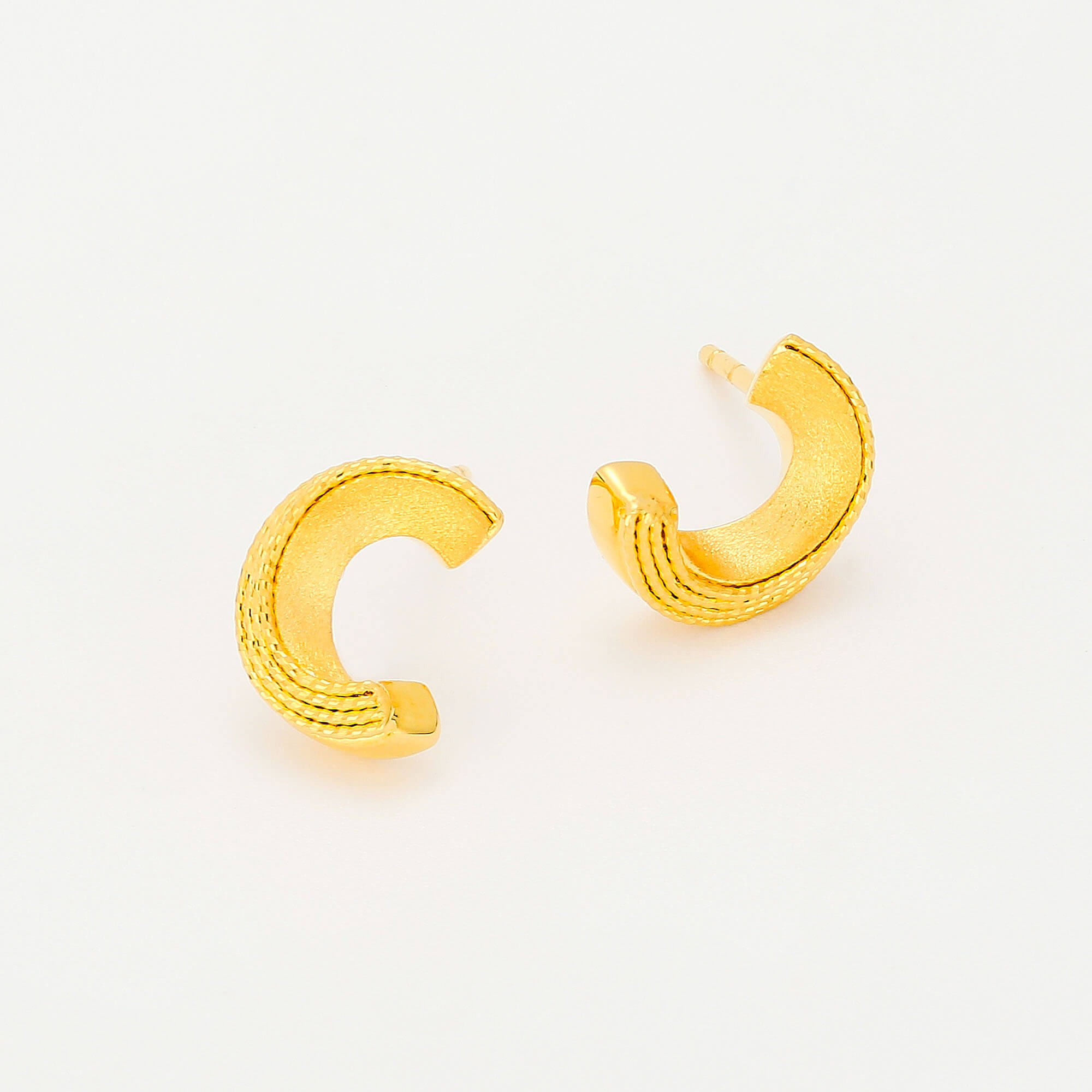 CHIC Collection · 5G Gold C-shaped Filigree Earrings