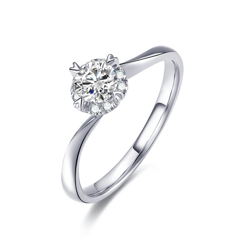  18K gold cluster-set diamond ring for women.